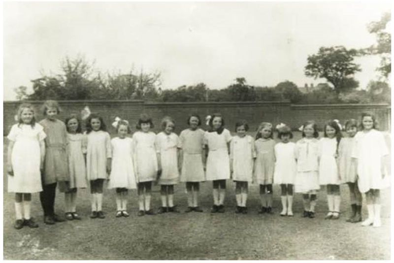 File:Elem. School. 300ca 1923.JPG