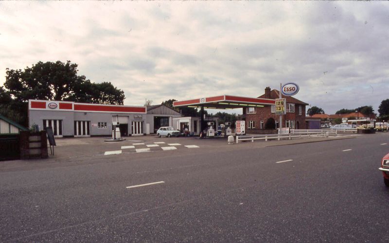 File:Esso Garage Mousehold Lane 1-2003.jpg