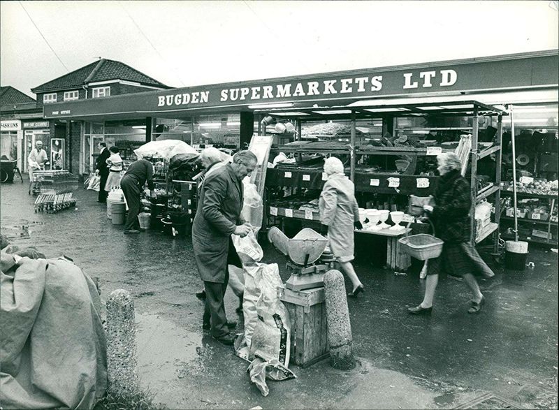File:Bugdens Wroxham Road.jpg